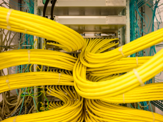 Gelbe LAN-Kabel laufen in einen Server