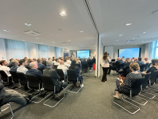 Die Gäste lauschen gespannt den Eröffnungsreden.