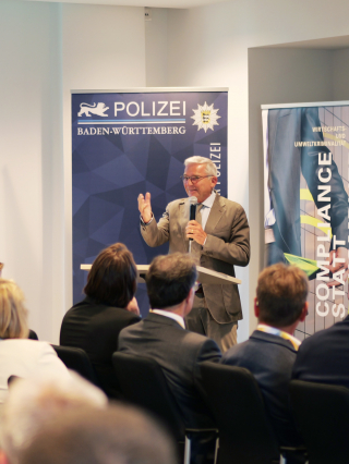 Herr Minister Strobl spricht am Rednerpult