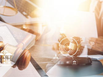 Schreibtisch mit verschiedenen Elementen zu Recht und Gesetz