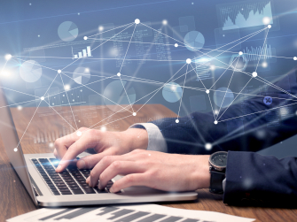 Mensch schreibt am Laptop