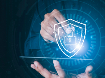 Hände zeigen Schloss und Schutzschild auf Tablet