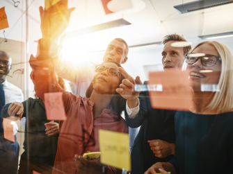 Zusammenarbeit an Glaswand