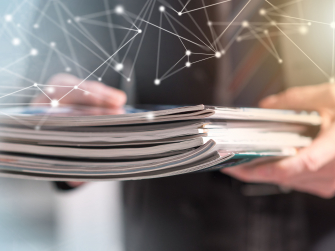 Hand hält Material und Netzlinien