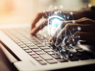 Sicherheit auf Lapotop mit Händen