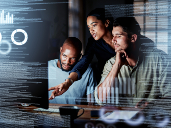 Team arbeitet vor Laptop CERT Forensik