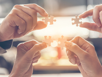 Symbolbild Hände halten Puzzelteile