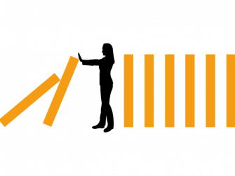 Eine Frau steht zwischen großen Balken. Sie hält mit der Hand umfallende Balken auf. 