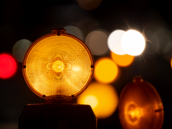 Warnlichter leuchten in verschiedenen Farben und verschiedener Transparenz