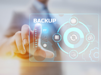 Mensch tippt auf transparenten Bildshirm