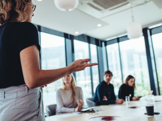 Schulung - Frau spricht