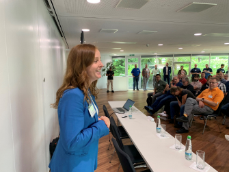 Eine Referentin bei einem Vortrag vor Publikum