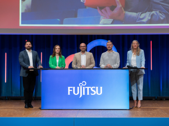 Die Moderatorin und die vier Gäste des Panels auf der Bühne