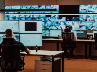 Lagezentrum mit mehreren großen Monitoren