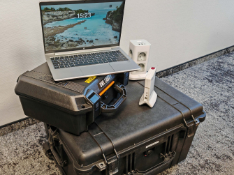 Die IT-Notfallausrüstung ausgepackt auf dem Transportkoffer.