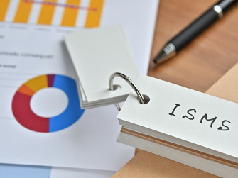 Schulung_ISMS auf Zettel mit Schulungsmaterial