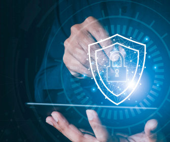 Hände zeigen Schloss und Schutzschild auf Tablet