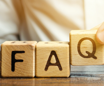 Auf Klötzen stehen die Buchstaben F, A, Q 