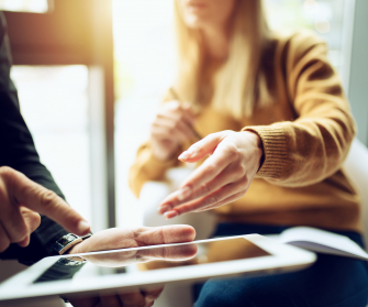 Menschen arbeiten gemeinsam am Tablet