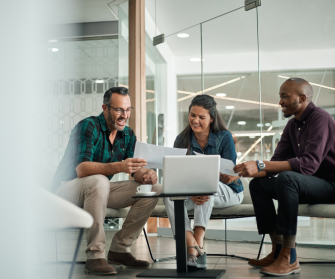 Menschen sitzen am Tisch und arbeiten gemeinsam