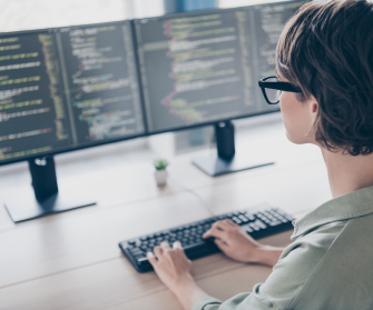 Mensch arbeitet an Computer und anaylsiert Daten