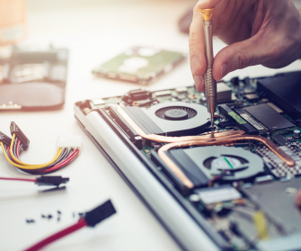 Hand bearbeitet und untersucht Festplatte