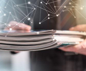 Hand hält Material und Netzlinien