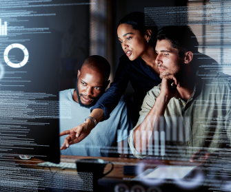 Team arbeitet vor Laptop CERT Forensik