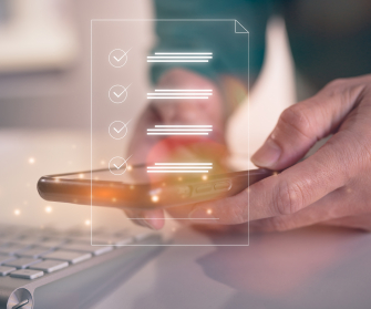 Formular Mensch tippt auf Smartphone