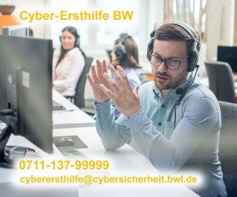 Mensch telefoniert am Arbeitsplatz und Kontaktdaten der Cyber-Ersthilfe BW