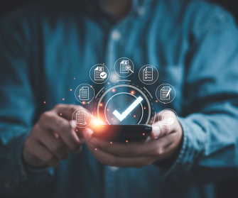 Mensch hält Smartphone in der Hand