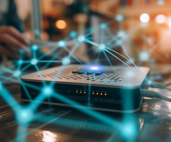 Verkabelter Router. Hände arbeiten daran. Darüber gelagert sind Netzwerklinien und -punkte. Im Hintergrund sind unscharfe Lichtquellen zu sehen.
