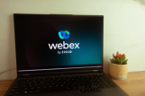 Laptop mit Webex-Videokonferenz-Logo auf dem Bildschirm