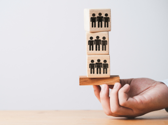 Figuren sind auf Klötze gezeichnet und werden von Hand getragen