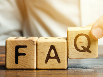 Auf Klötzen stehen die Buchstaben F, A, Q