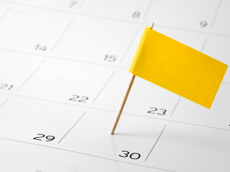 Eine gelbe Fahne zeigt im Kalender auf einen Tag 