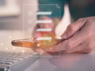 Fast transparentes Formular im Vordergrund, Mensch tippt auf Smartphone