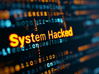 Codezeilen vor denen in orange-gelber Schrift System Hacked erscheint