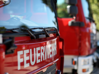 Front eines Feuerwehrautos mit dem Schriftzug „Feuerwehr“