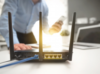 Mann richtet Router ein