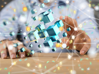 Hand mit Verbindungslinien, die für ein Netzwerk stehen.