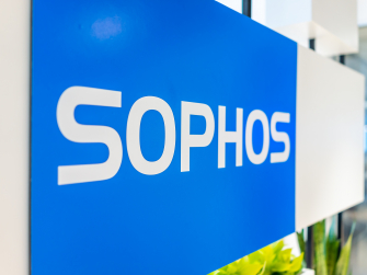 Sophos-Logo an einer Wand, im Hintergrund Architektur