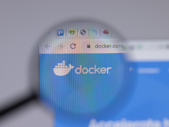 Blick durch eine Lupe auf das Docker-Logo im Browserfenster.