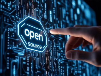 Symbolbild: Hand zwigt auf eine Lichtschrift mit dem Text Open Source