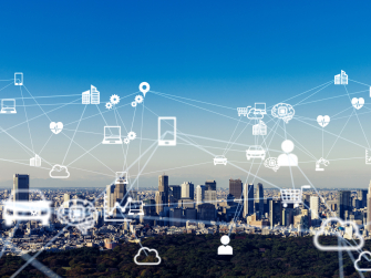 Skyline einer Großstadt mit in der Luft schwebenden vernetzten Symbolen