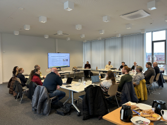 Beraterinnen und Berater des Cybersicherheitschecks nehmen am Netzwerktreffen in den Räumen der CSBW teil