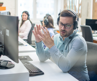 Mensch telefoniert am Arbeitsplatz