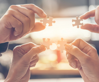 Symbolbild Hände halten Puzzelteile