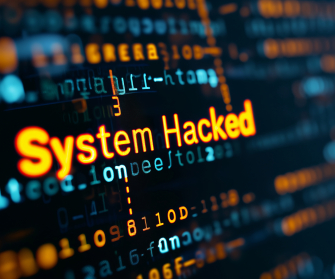 System Hacked mit Code im Hintergrund